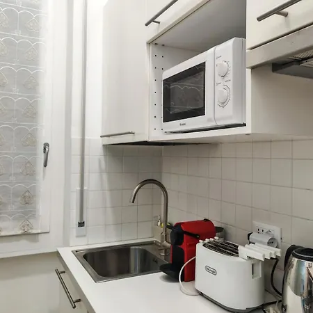 - A 5 Minuti, Wi-fi Veloce E Vino In Omaggio Apartman
