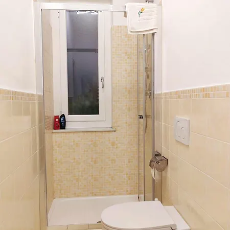 - A 5 Minuti, Wi-fi Veloce E Vino In Omaggio Apartman